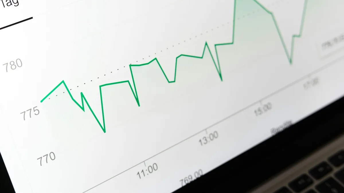 金利の推移を示すグラフが表示されたノートパソコンの画面
